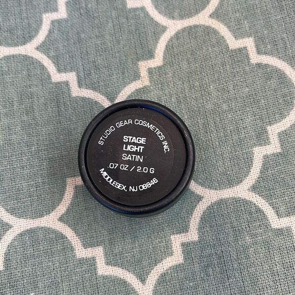 Studio Gear “Satin Light” Eyeshadow - Picture 2 of 2